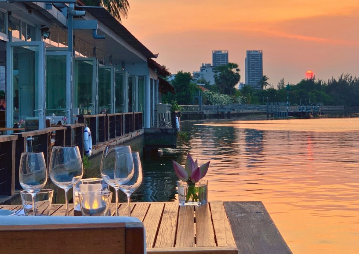 Hoàng hôn lãng mạn tại The Deck Saigon