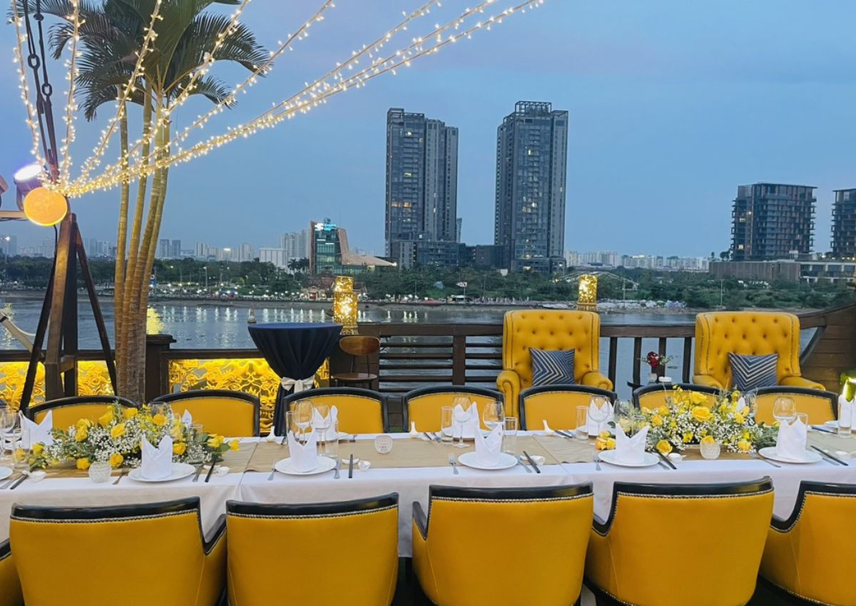 Nhà hàng du thuyền Elisa sang trọng trên sông