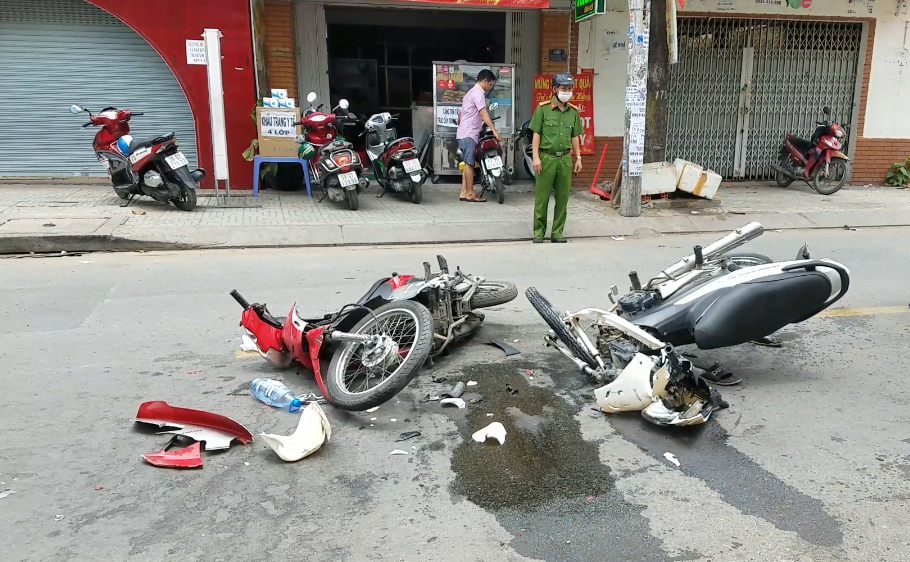 TP.HCM: Hai xe máy tông trực diện gãy gập, 3 người bị thương