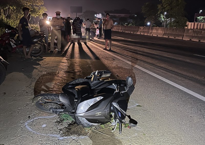 Ngã xe lúc trời mưa, nam thanh niên bị xe máy khác tông tử vong