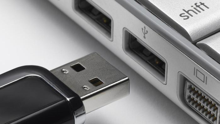 Cắm USB vào cổng kết nối trên máy tính để kiểm tra xem chúng có còn hoạt động ổn định không hay đã hư hỏng