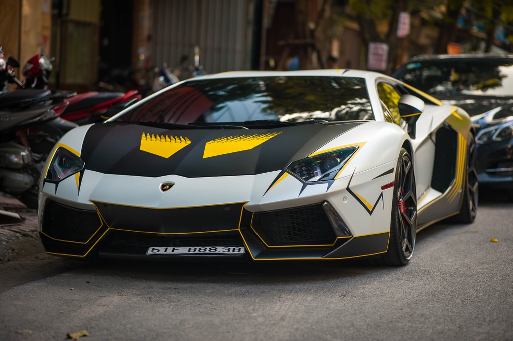 Hình ảnh xe Lamborghini ngoài phố