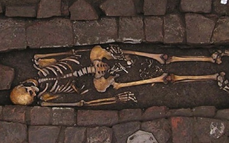 Bí ẩn bộ xương 1.300 tuổi sinh con trong quan tài và lời giải hiện tượng rung chuyển
